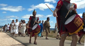 Los vecinos de la localidad burgalesa de Baños de Valdearados inician una marcha a pie hasta las ruinas romanas de Clunia, a 20 kilómetros, como aperitivo a la festividad en honor al Dios Baco, que se celebrará el próximo fin de semana.